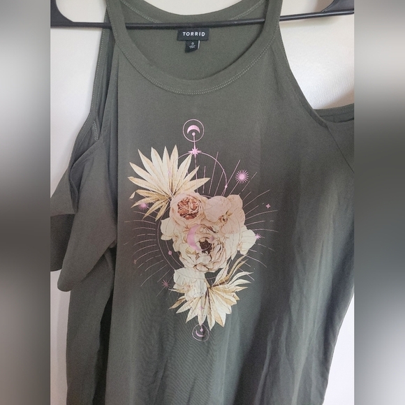 Torrid Floral Cold Shoulder Green Top Size 0 - Large - Picture 7 of 11